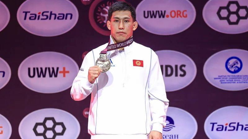Таалайбек уулу из Кыргызстана завоевывает золото на чемпионате Азии по борьбе в Бишкеке