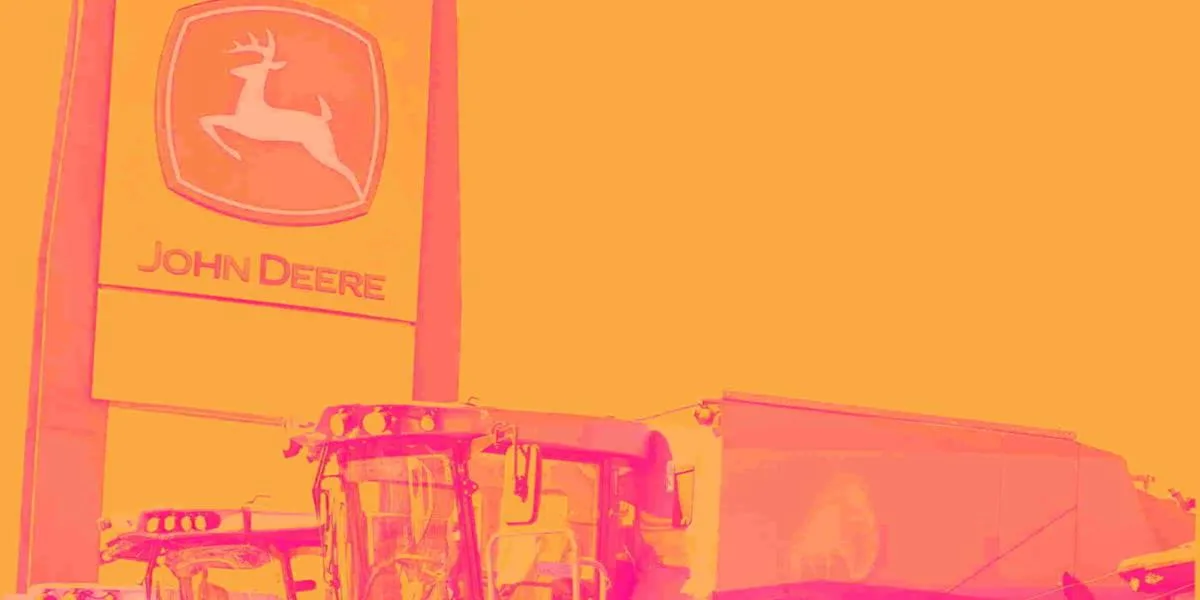 Акции Deere растут на 33,6% на фоне падения S&P 500