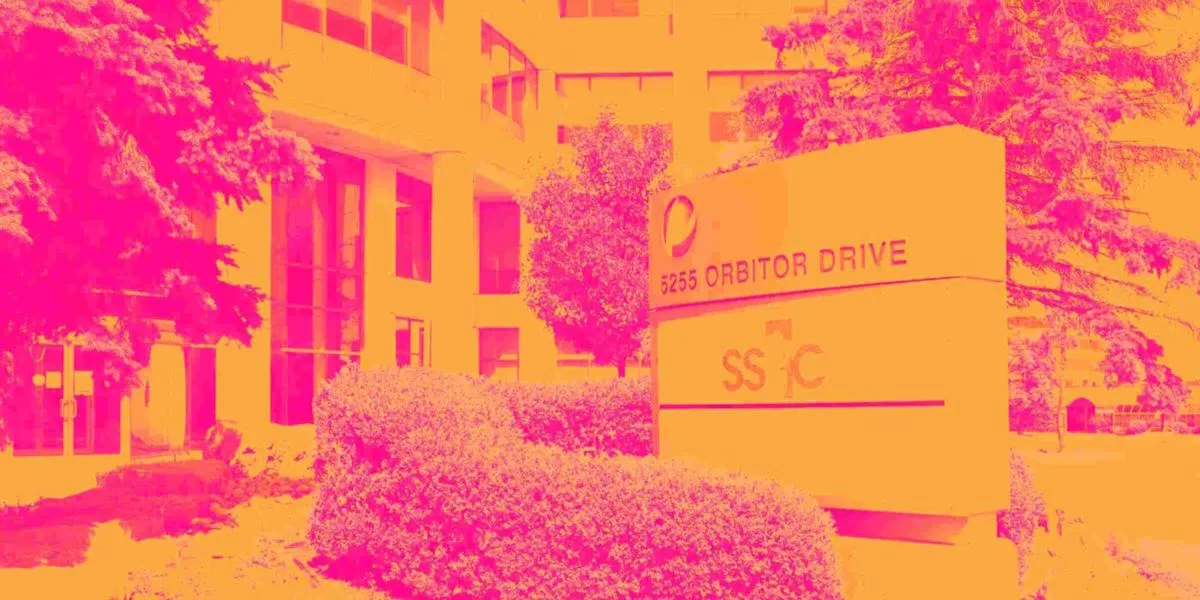 Акции SS&C падают на 16,9% на фоне стабильности рынка