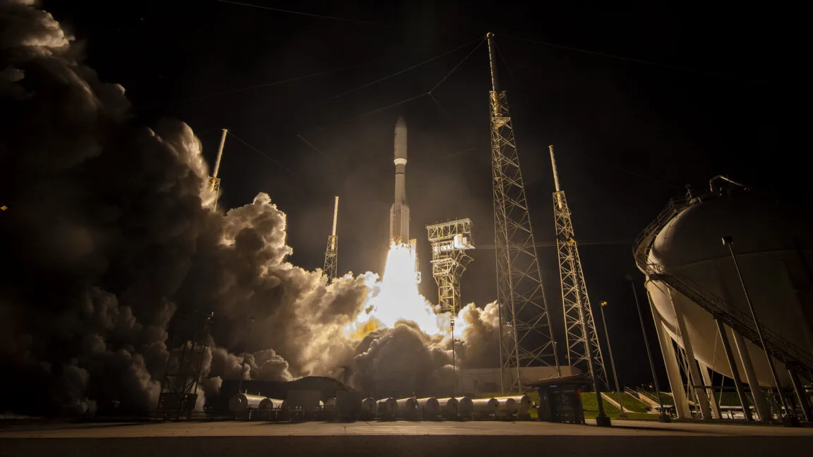 Китайская ракета Long March 2C неудачно стартует, влияя на космические амбиции