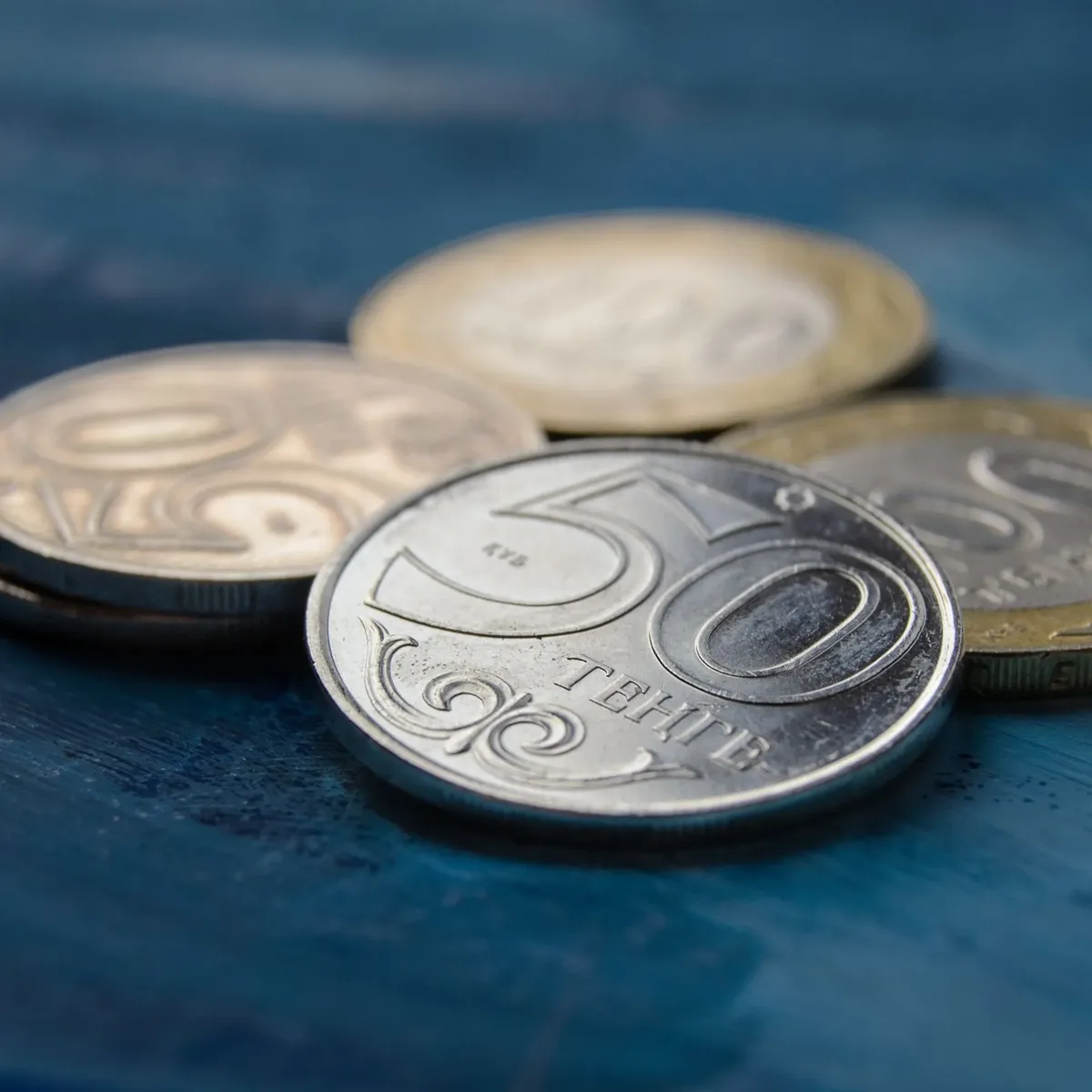 Доллар торгуется на бирже по 473,2 тенге