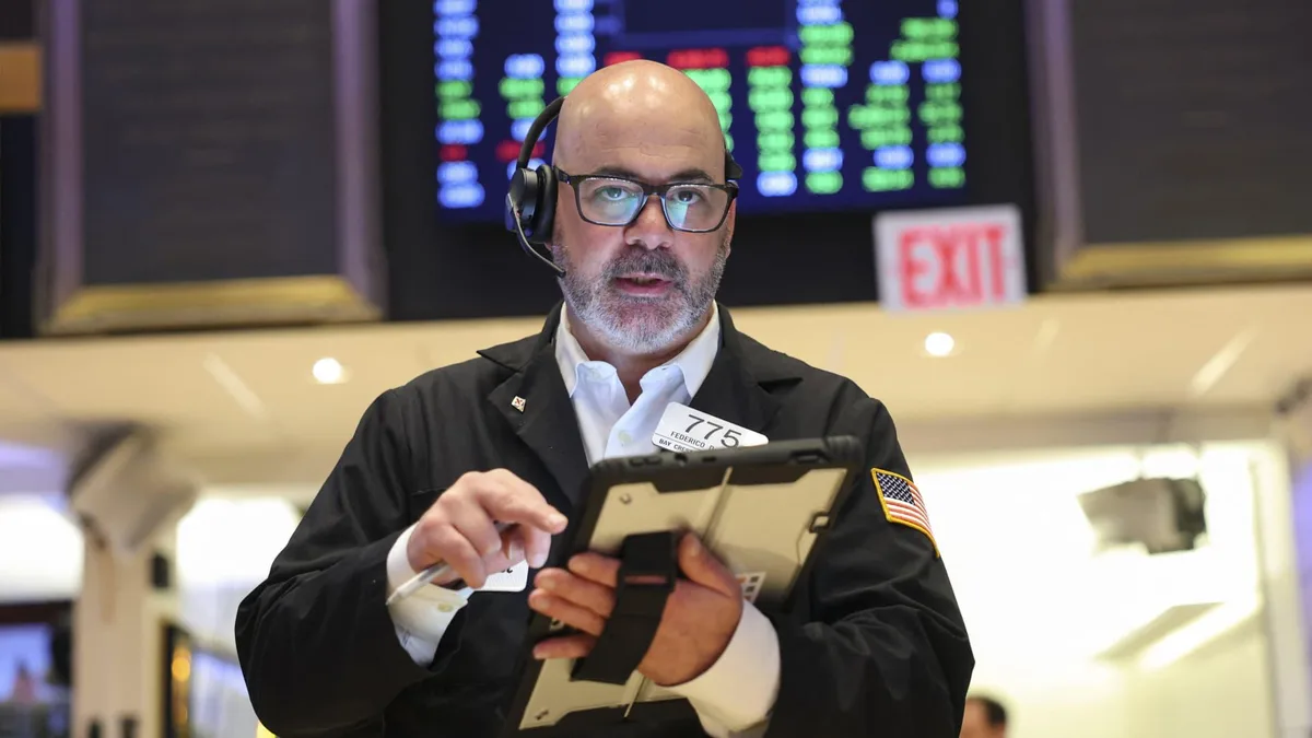 Dow Falls 300 Points as Peace Rally Loses Steam. Nasdaq's Gains Are Fading.