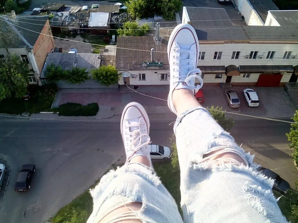 Полицейские спасли 16-летнюю девушку на крыше девятиэтажки в Караганде