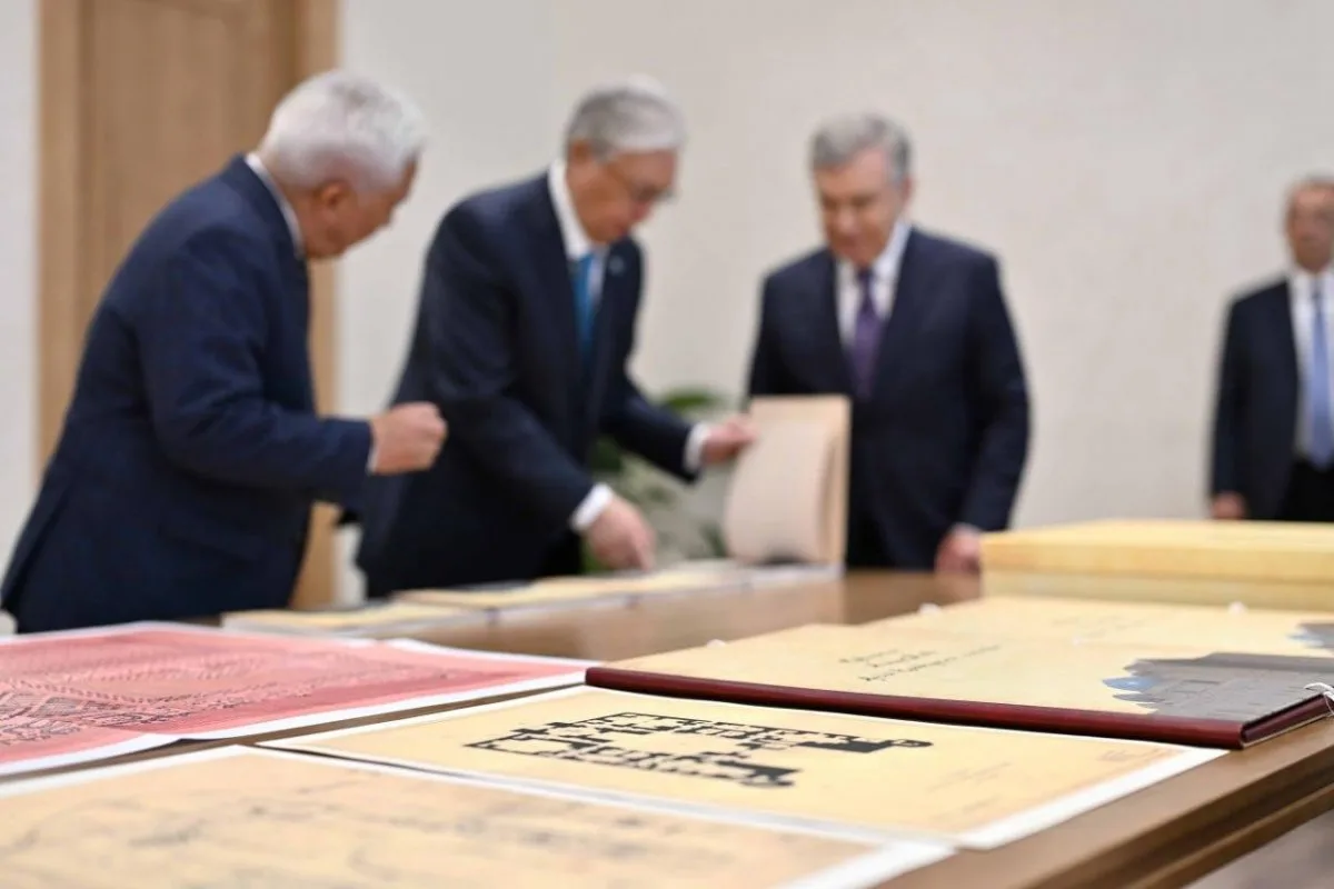 Мирзиёев передал Токаеву редкие архивные документы