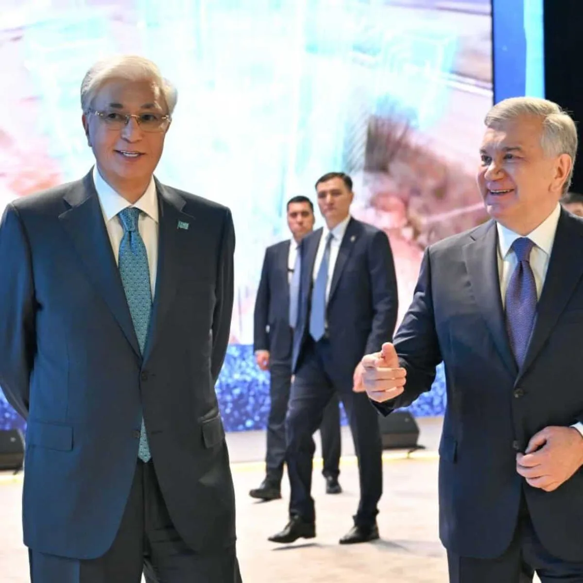 Токаев и Мирзиеев посетили AI-хакатон в Бухаре