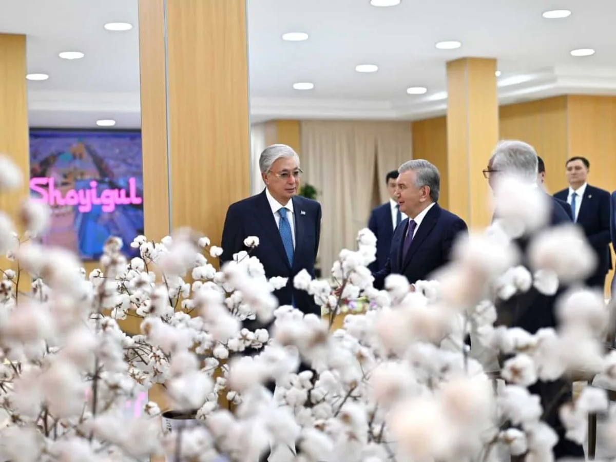 Токаев и Мирзиеев посетили хлопково-текстильный кластер MERGANTEKS