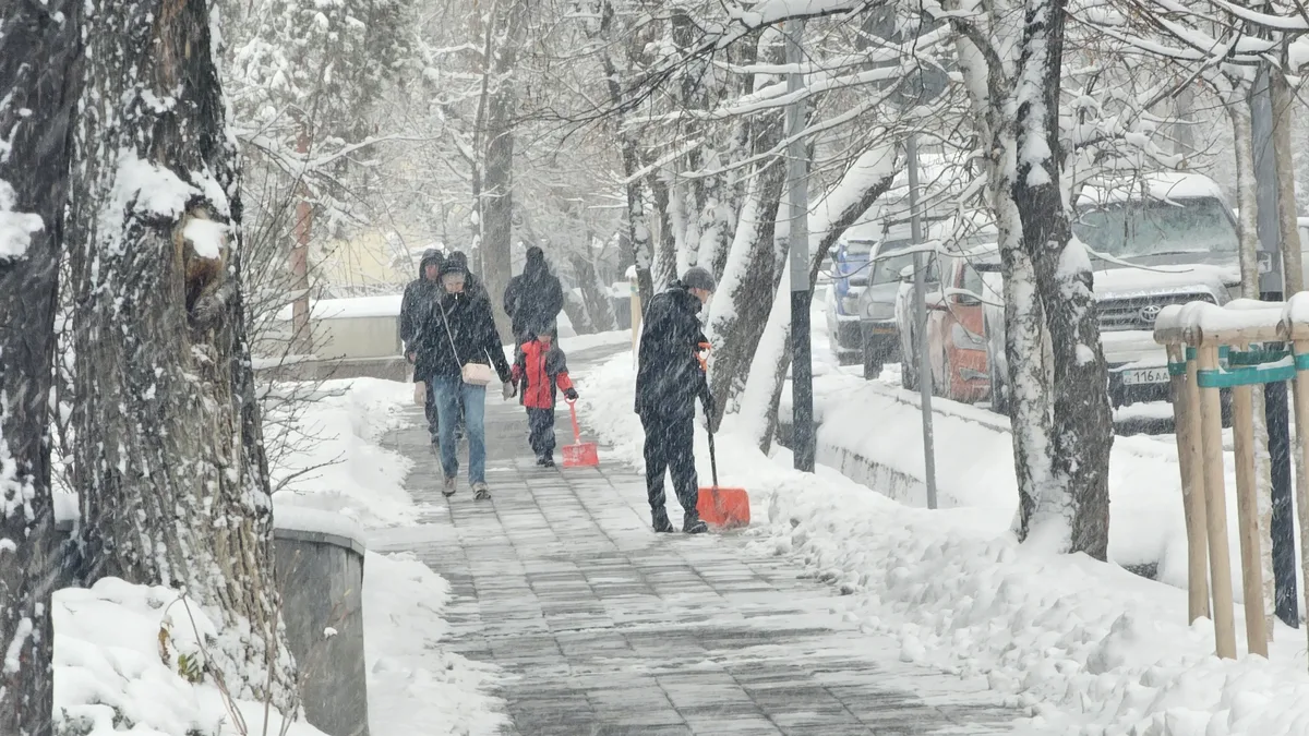 Штормовое предупреждение объявили в 15 областях Казахстана