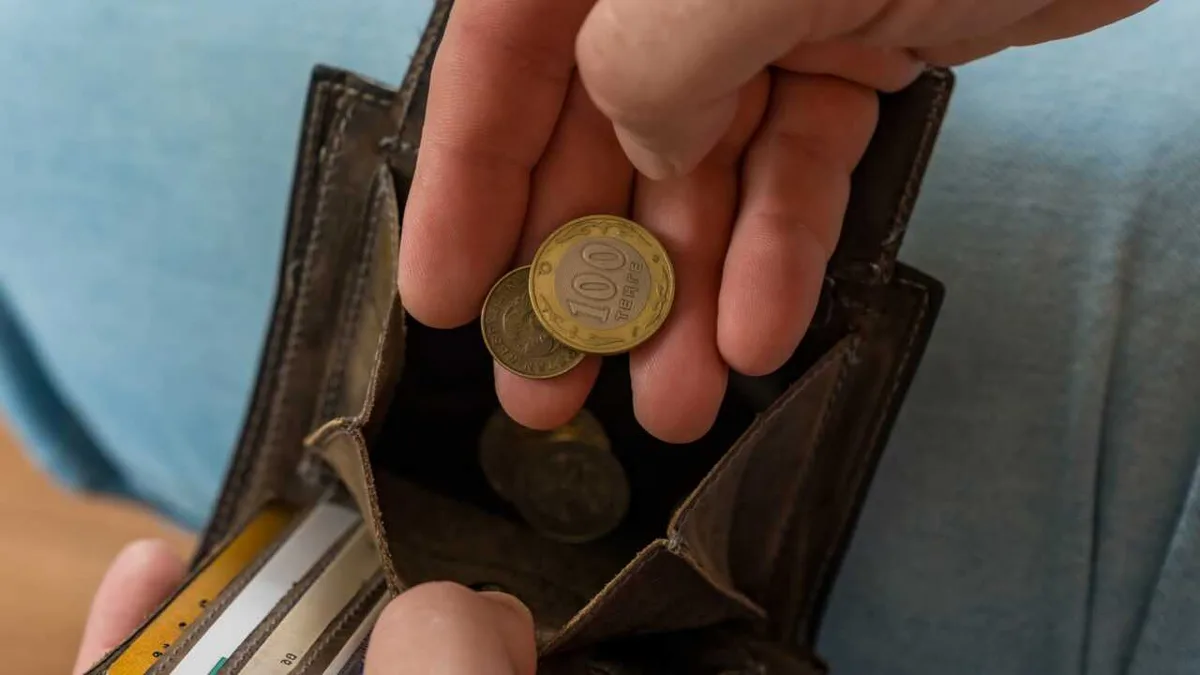 Казахстанец работает на личные цели только 2 месяца в году – экономист Султанов