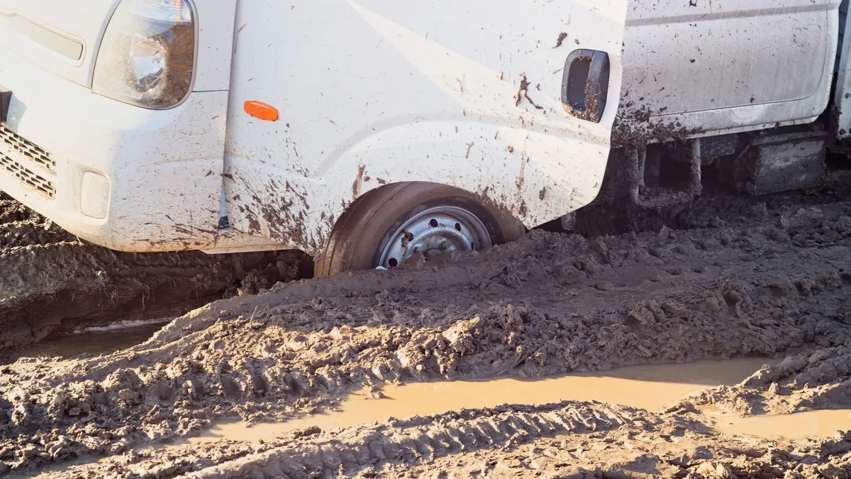 Актюбинские спасатели вытащили из грязевого плена грузовик на пути в Москву