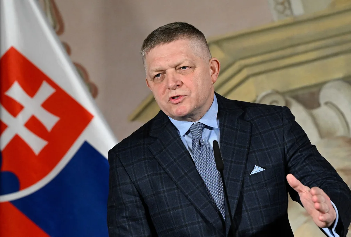 Фицо из Словакии обещает сотрудничество с новым премьером Венгрии