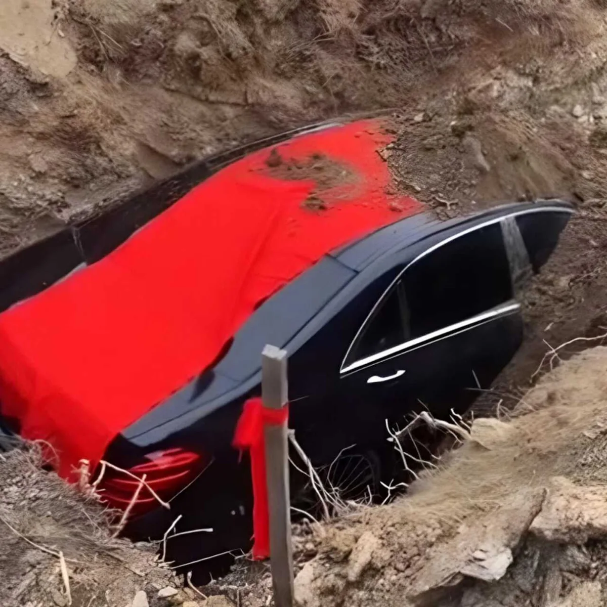 Мужчину похоронили вместе с его Mercedes в Китае