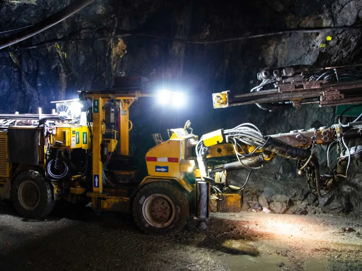 Два казахстанца заработали 158 млн тенге на строительстве шахт