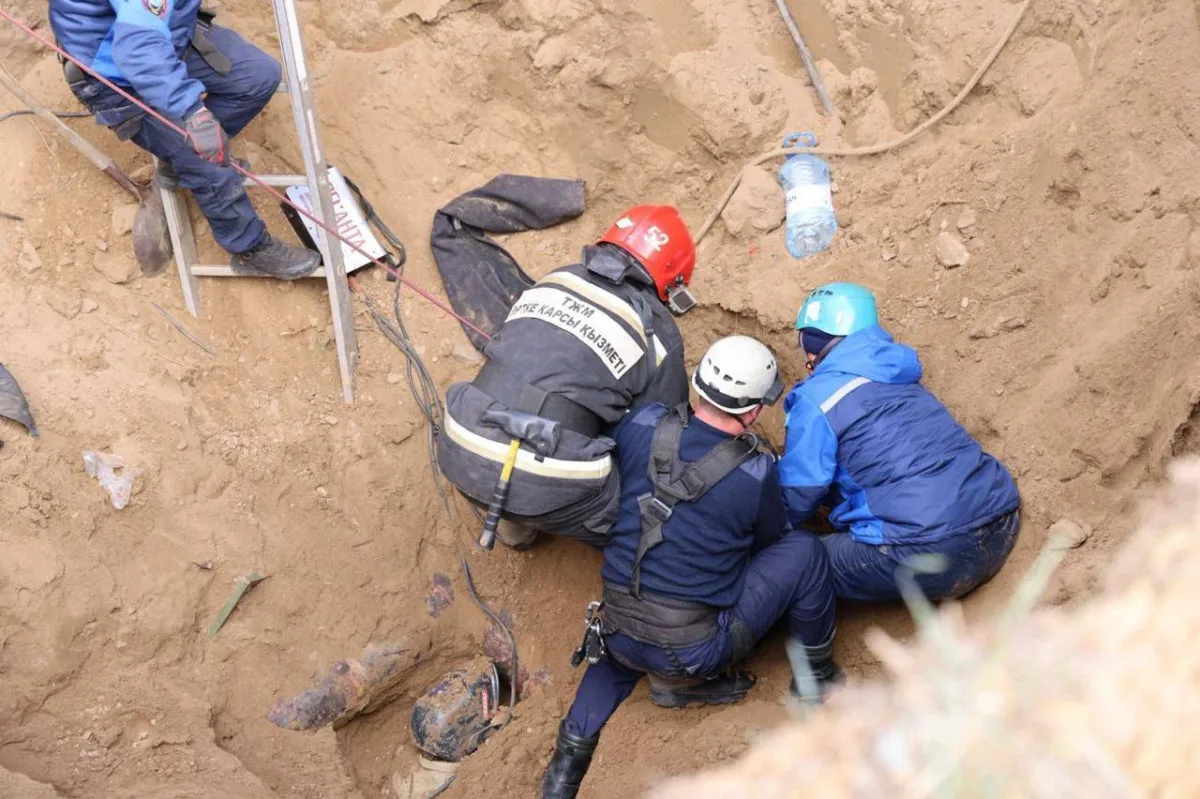 Два человека погибли при обрушении грунта в Павлодаре