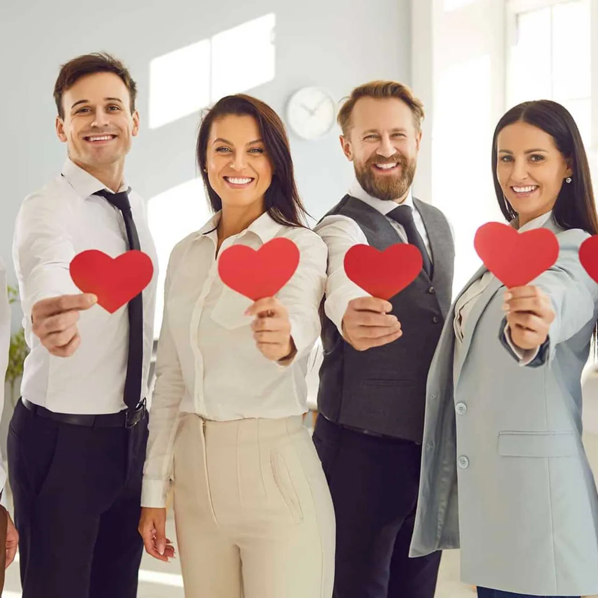 Больше половины казахстанцев влюблялись в коллег на работе