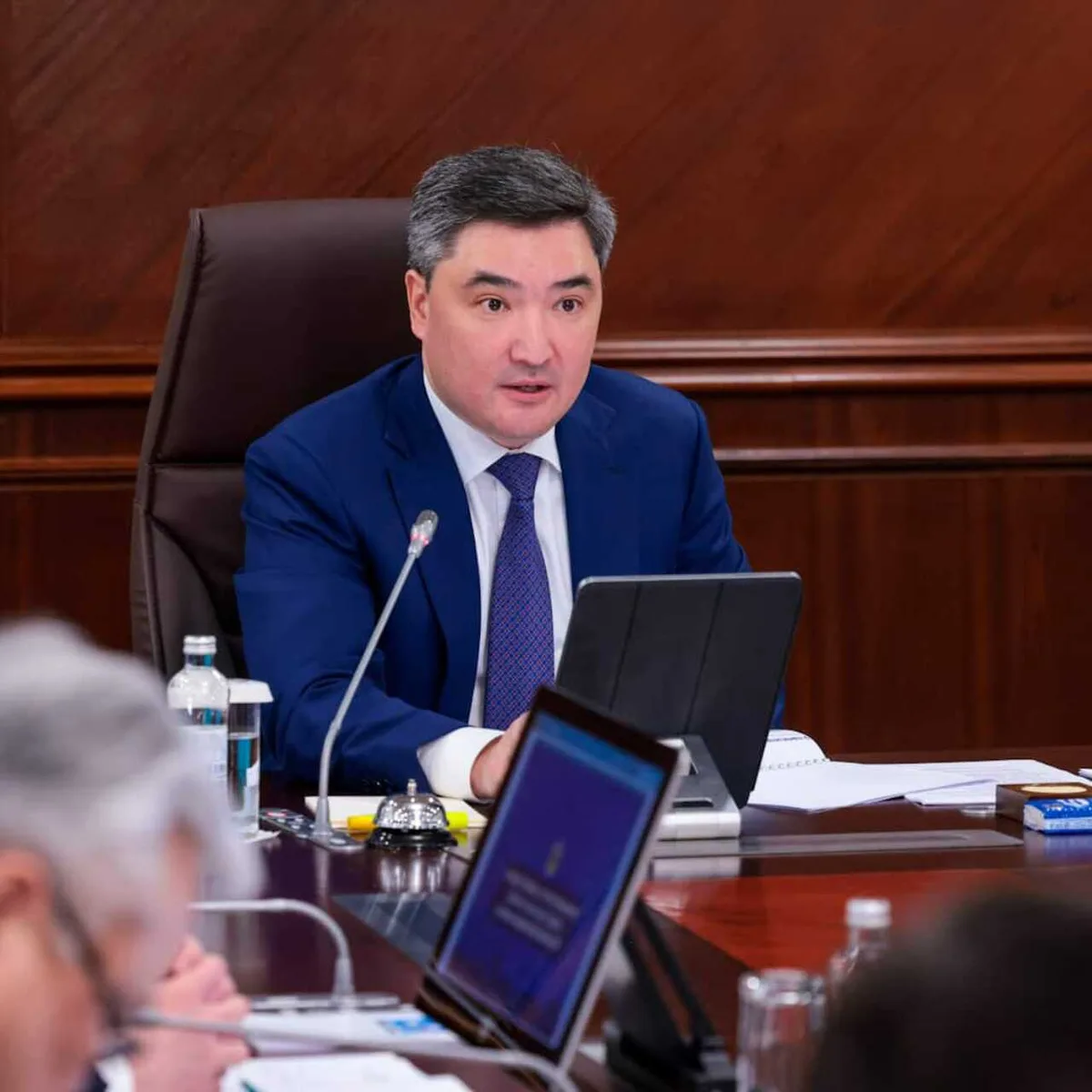 Бектенов поручил не допускать резкого удорожания бензина и коммуналки после моратория