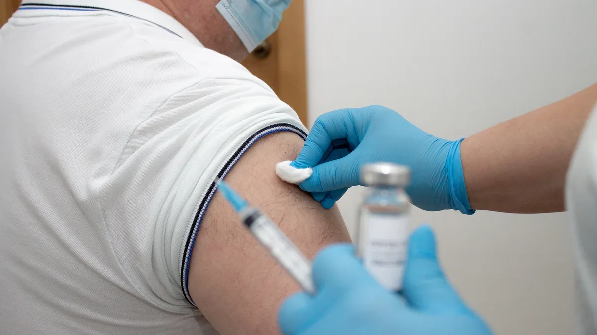 Найдена возможная причина редких побочных эффектов вакцины от COVID-19