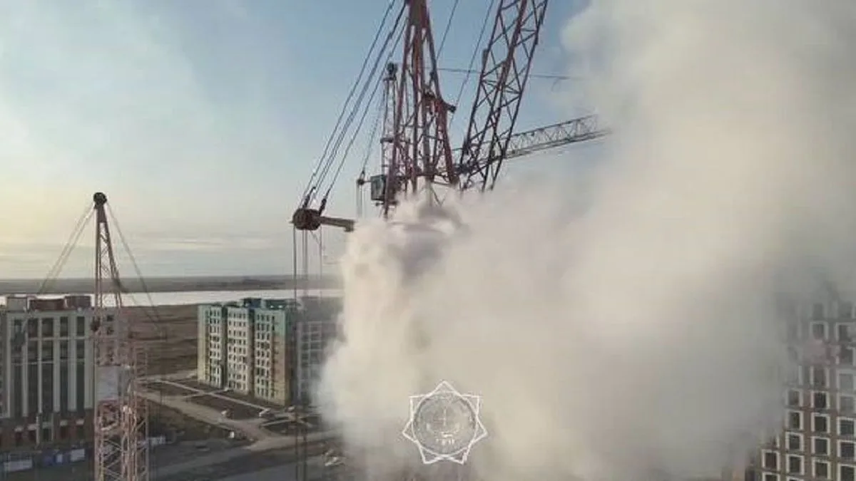 В Астане загорелся башенный кран на стройке