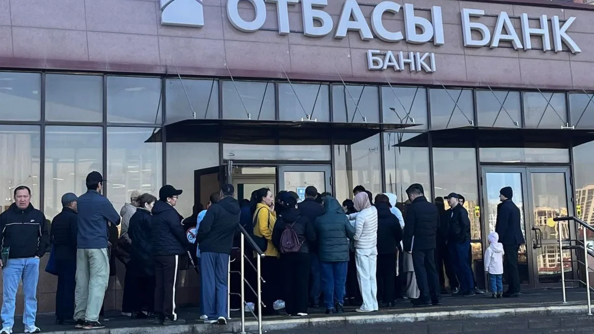 Длинные очереди у Отбасы банка поразили казахстанцев