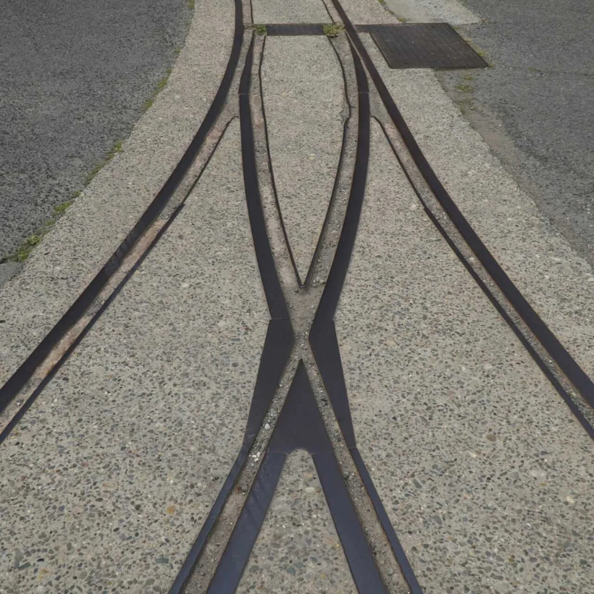 Остатки трамвайных путей убирают в Алматы