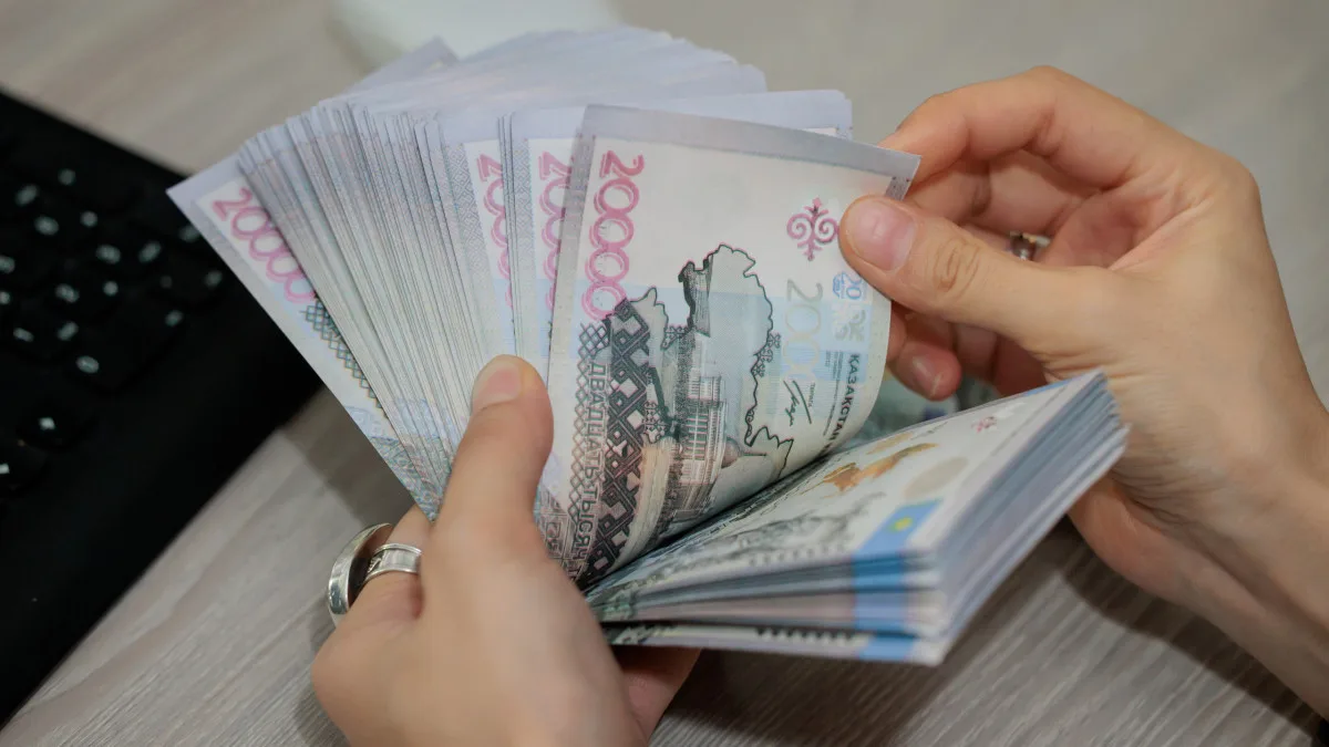 Минимальную зарплату в Казахстане хотят повысить до 150 тыс. тенге