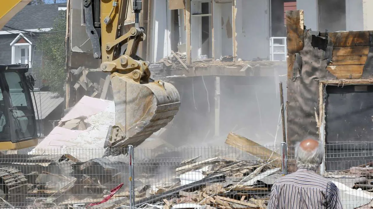 Замакима района Алматы пригрозил жителям уголовкой за митинг против сноса их домов