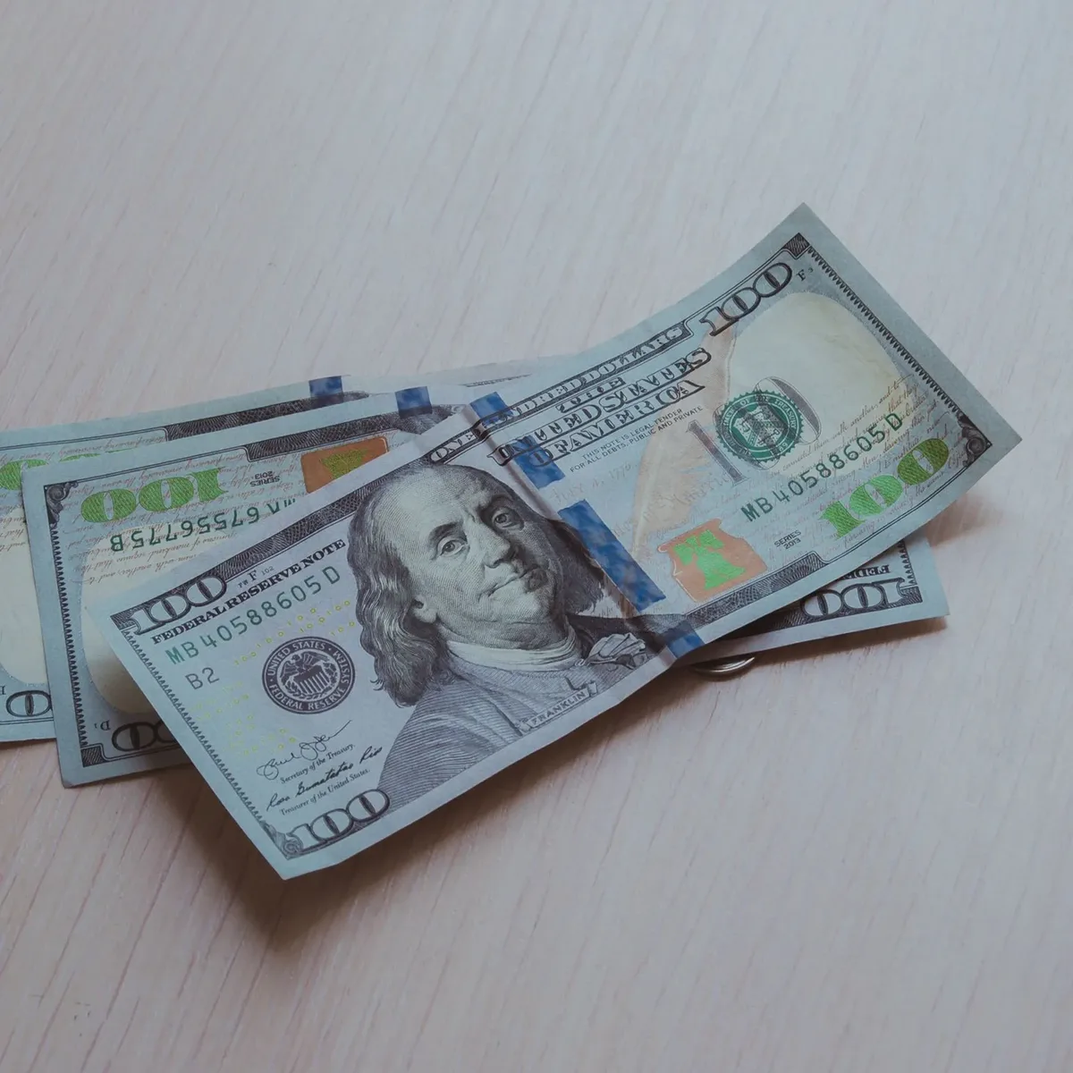 Доллар торгуется на бирже по 474,1 тенге