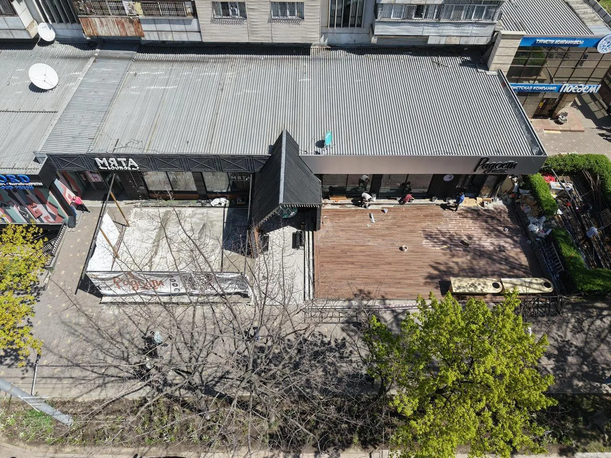 В Алматы снесли летнюю террасу бара «Мята» на Достык