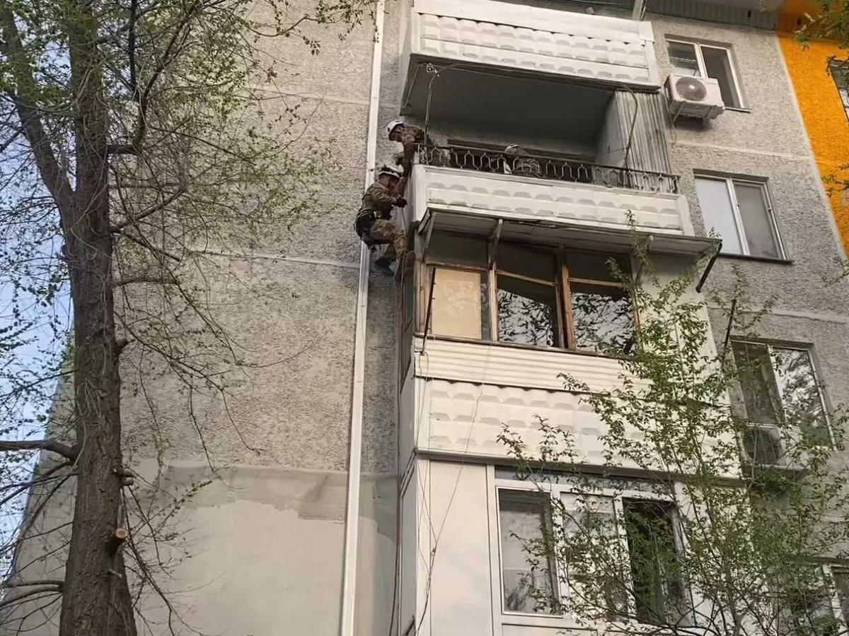 Спасатели спустились с 4-го этажа, чтобы спасти ребенка в Конаеве