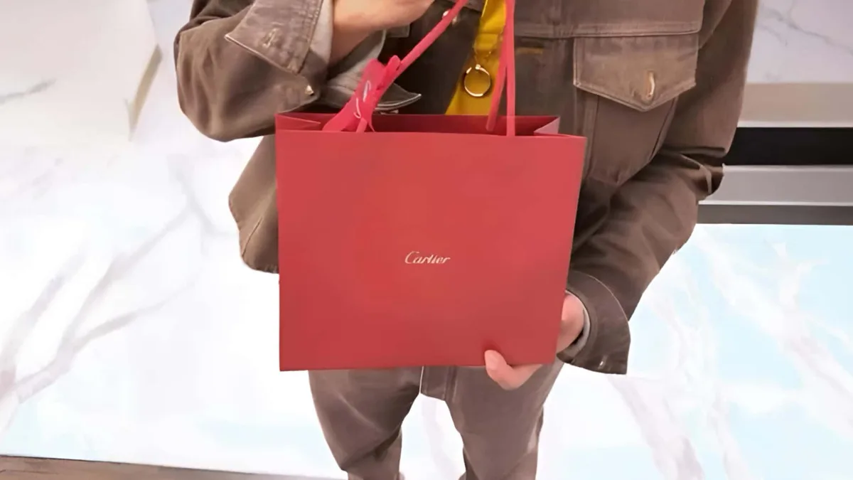 Турсен Алагузов подарил Баян на день влюбленных Cartier