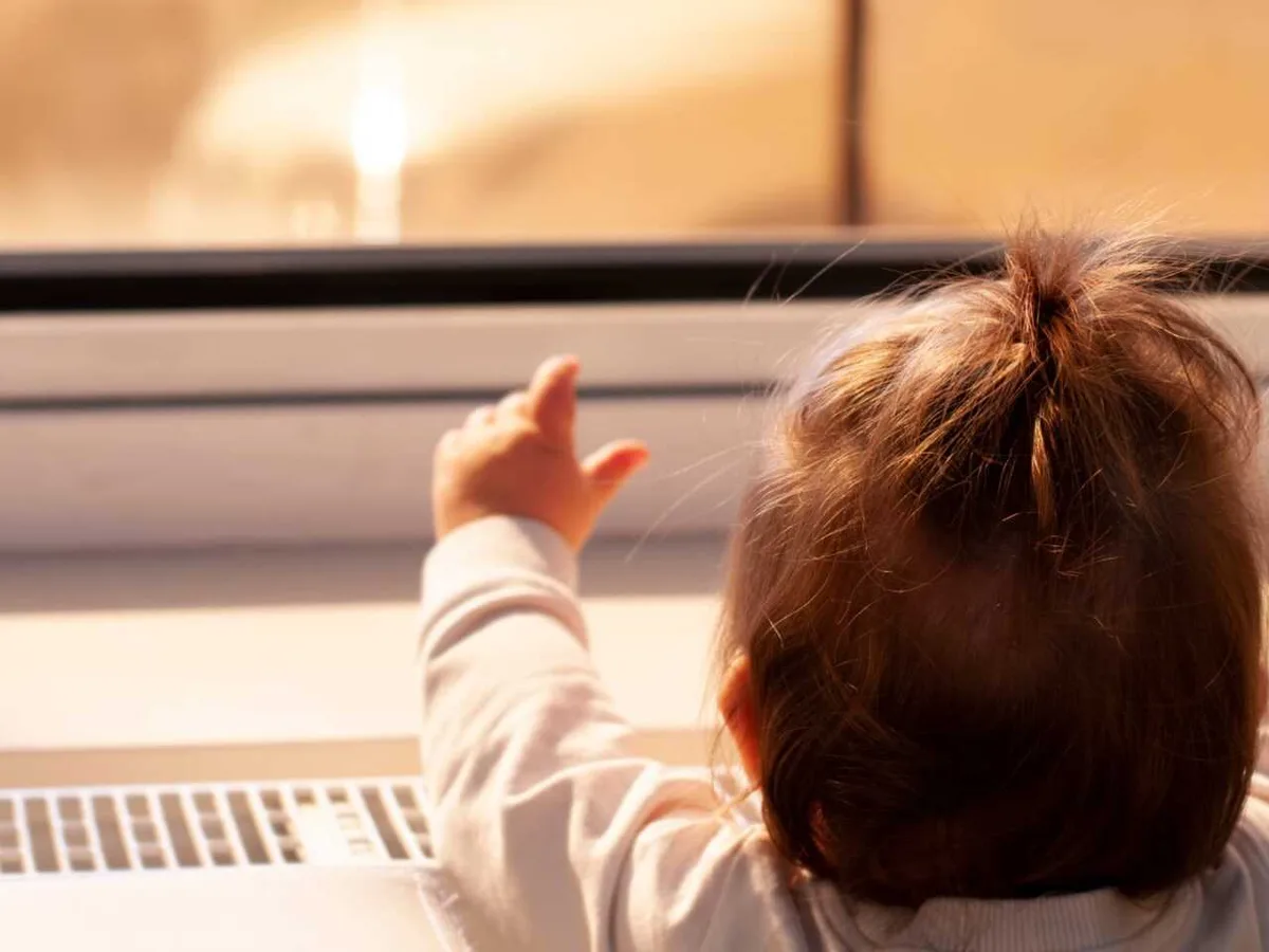 Родителей в Казахстане оштрафовали на десятки млн тенге за падение детей из окон