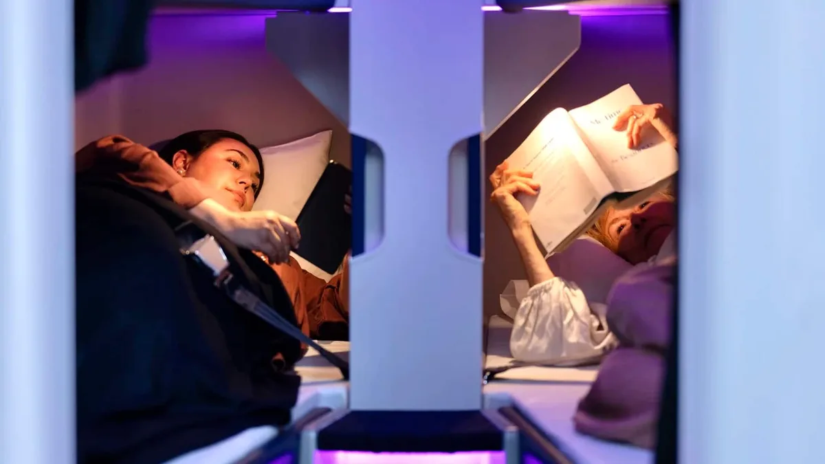 Кровати как в плацкарте появятся в самолетах осенью 2026-го