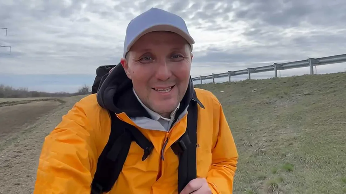 Из Астаны в Мекку пешком — путь казахстанца обсуждают в сети