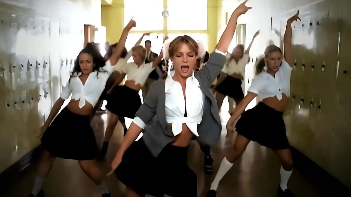 Пользователи спорят о юбке Бритни Спирс из клипа