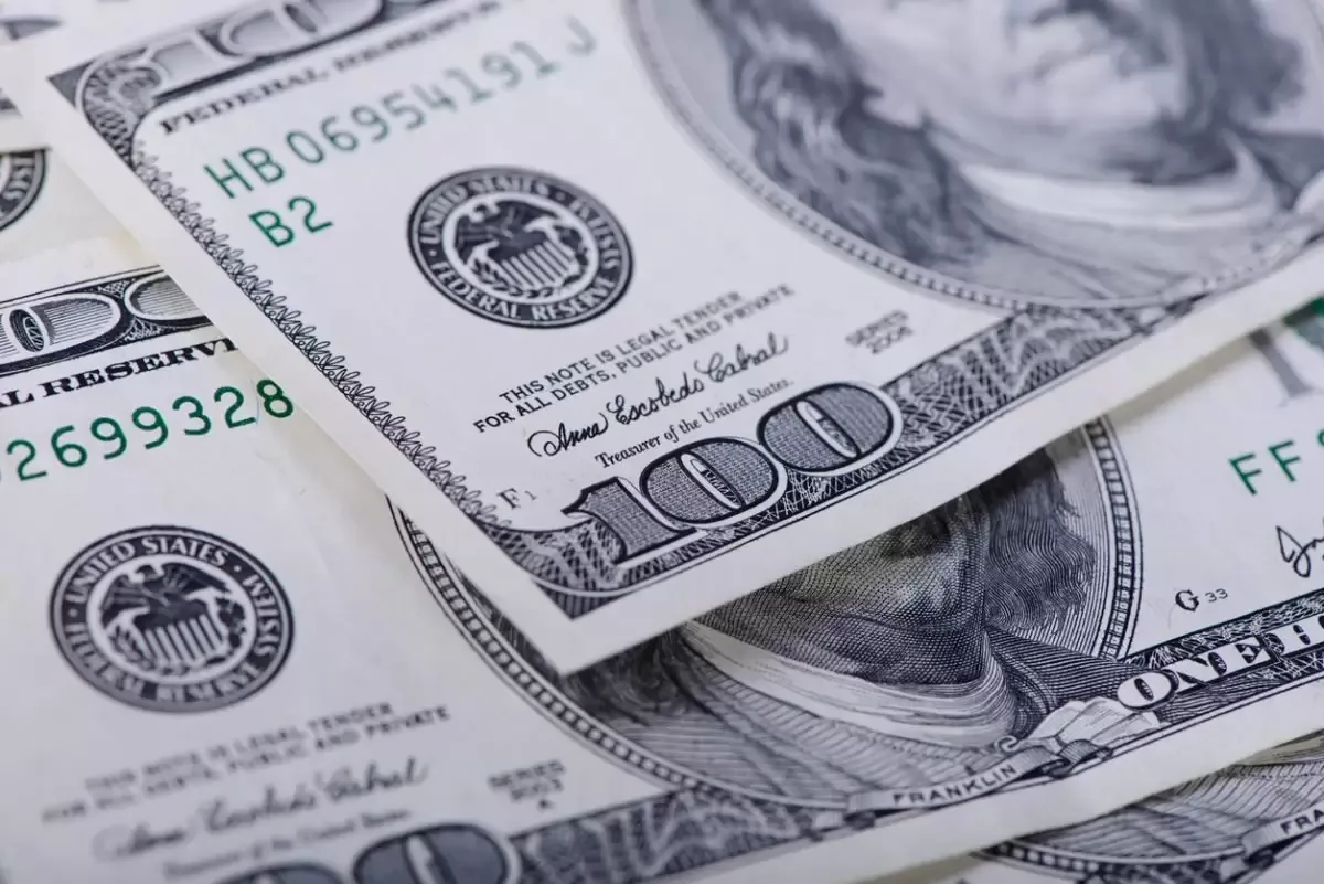 Доллар торгуется на бирже по 471,2 тенге