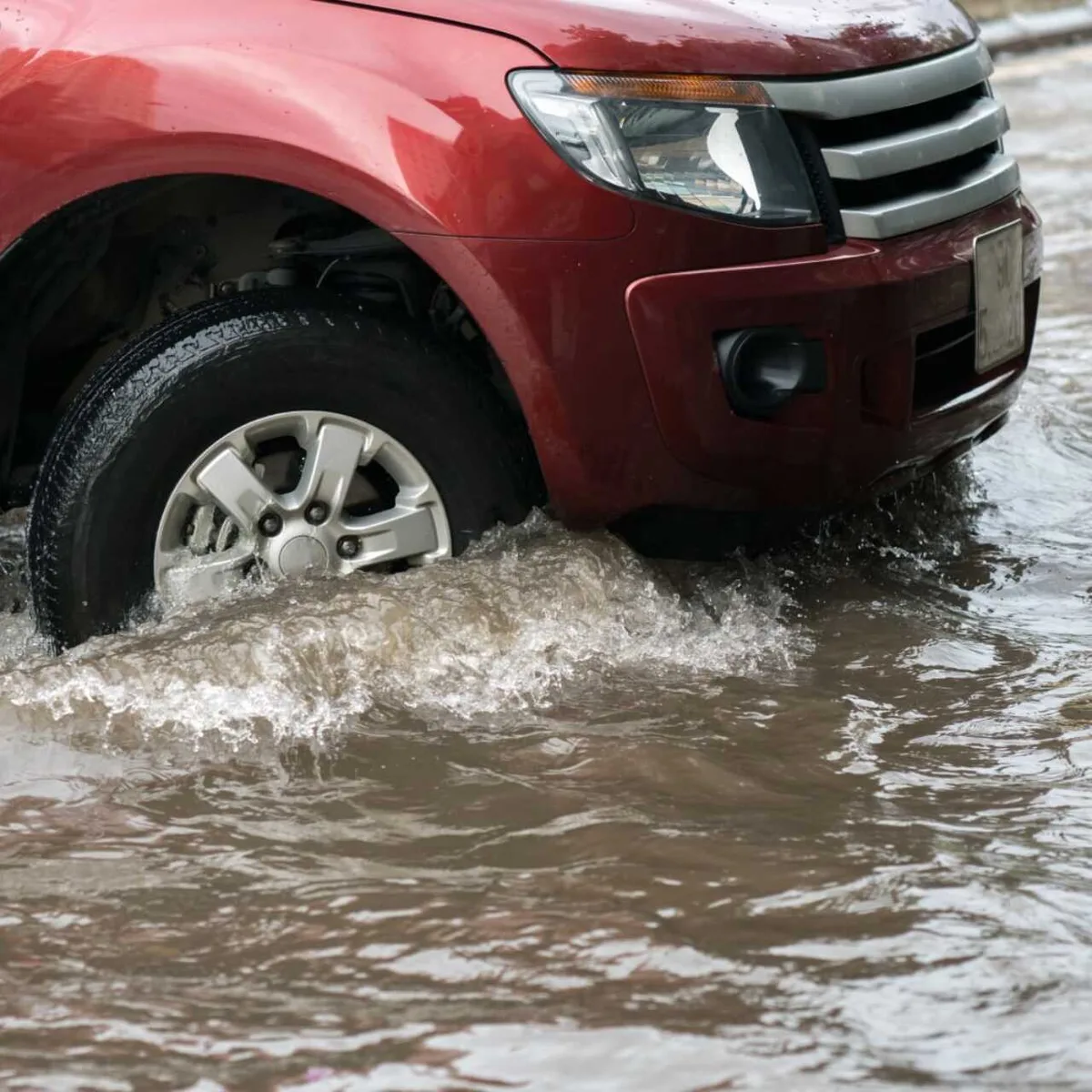 Алматы топит ливнями: город встал в 10-балльных пробках