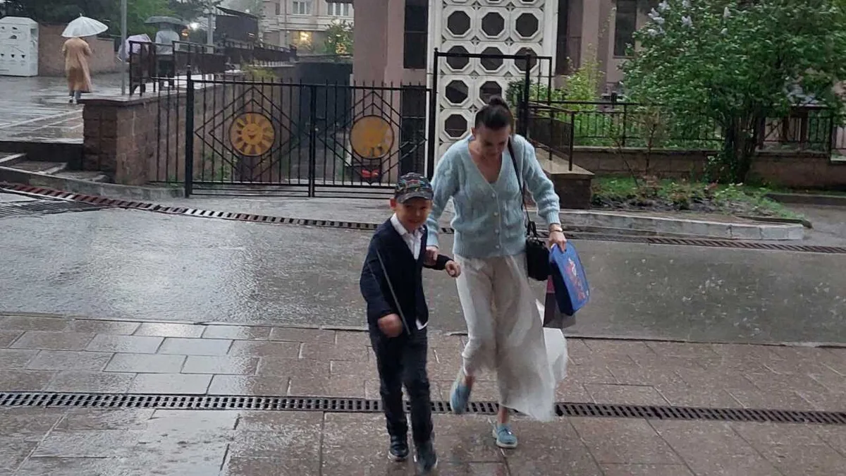 Вторые сутки дожди в Алматы угрожают жизням жителей и вызывают оползни