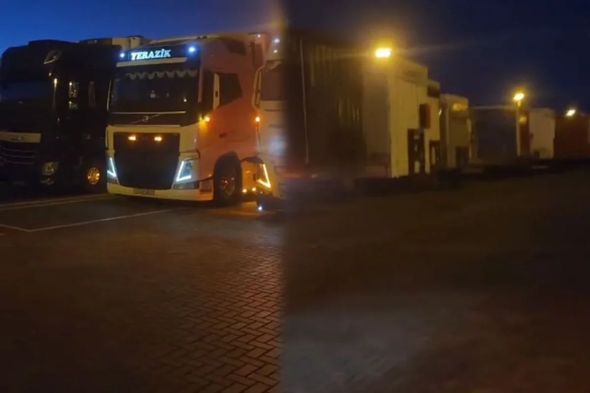 Тысячи грузовых фур застряли в азербайджанском порту «Алят» на пути в Центральную Азию