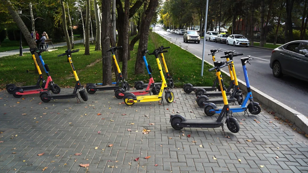 В Алматы студентам напомнили правила езды на самокатах