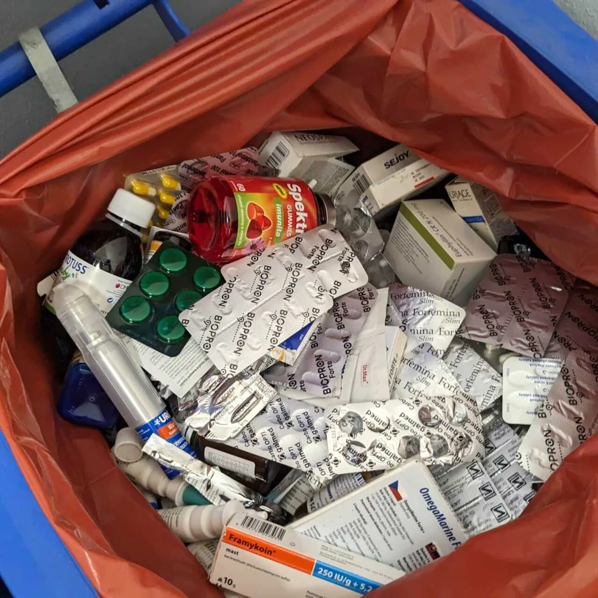 Алматинцы сдали на утилизацию десятки килограммов просроченных лекарств