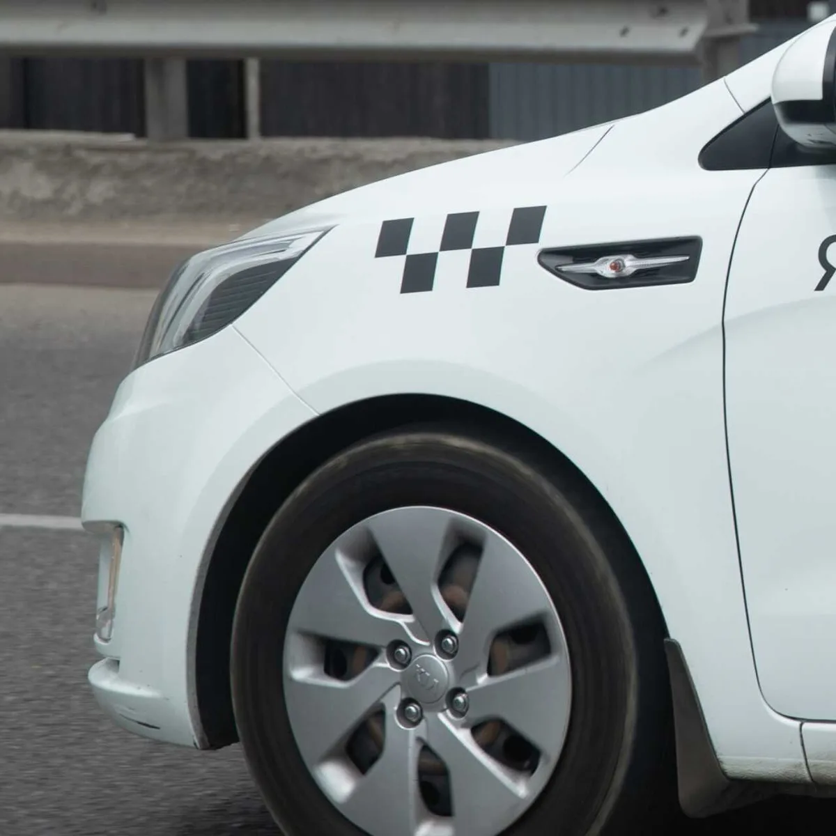 В Yandex ответили на призыв установить минимальную оплату для таксистов