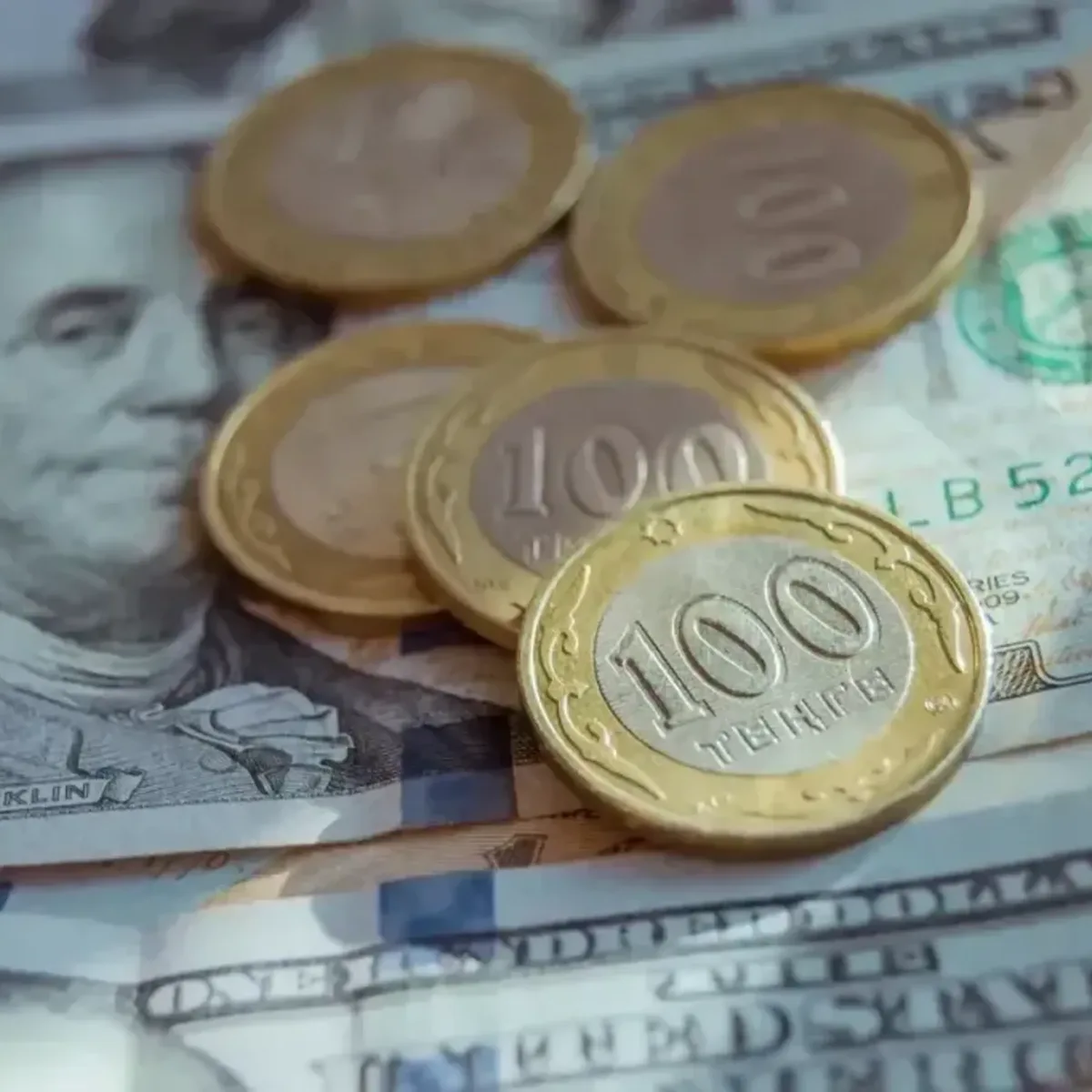 Казахстанская фондовая биржа устанавливает курс доллара на уровне 471,46 тенге