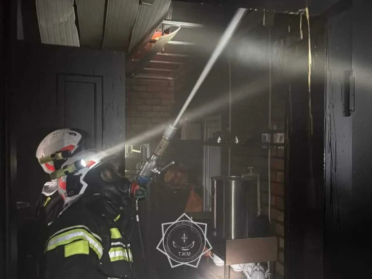 В Шымкенте потушили пожар в кафе, начавшийся с возгорания фритюрницы