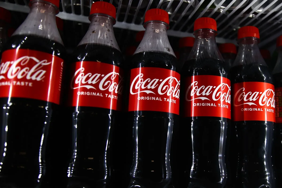 Акции Coca-Cola под пристальным вниманием на фоне волатильности S&P 500