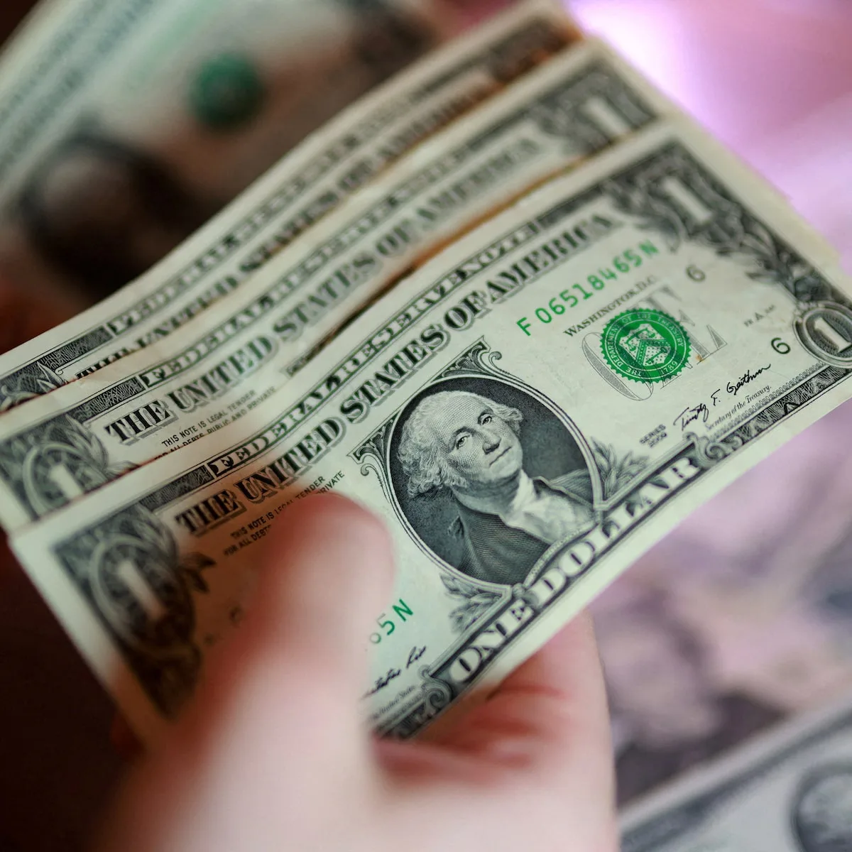 Доллар США достигает недельного максимума на фоне напряженности на Ближнем Востоке