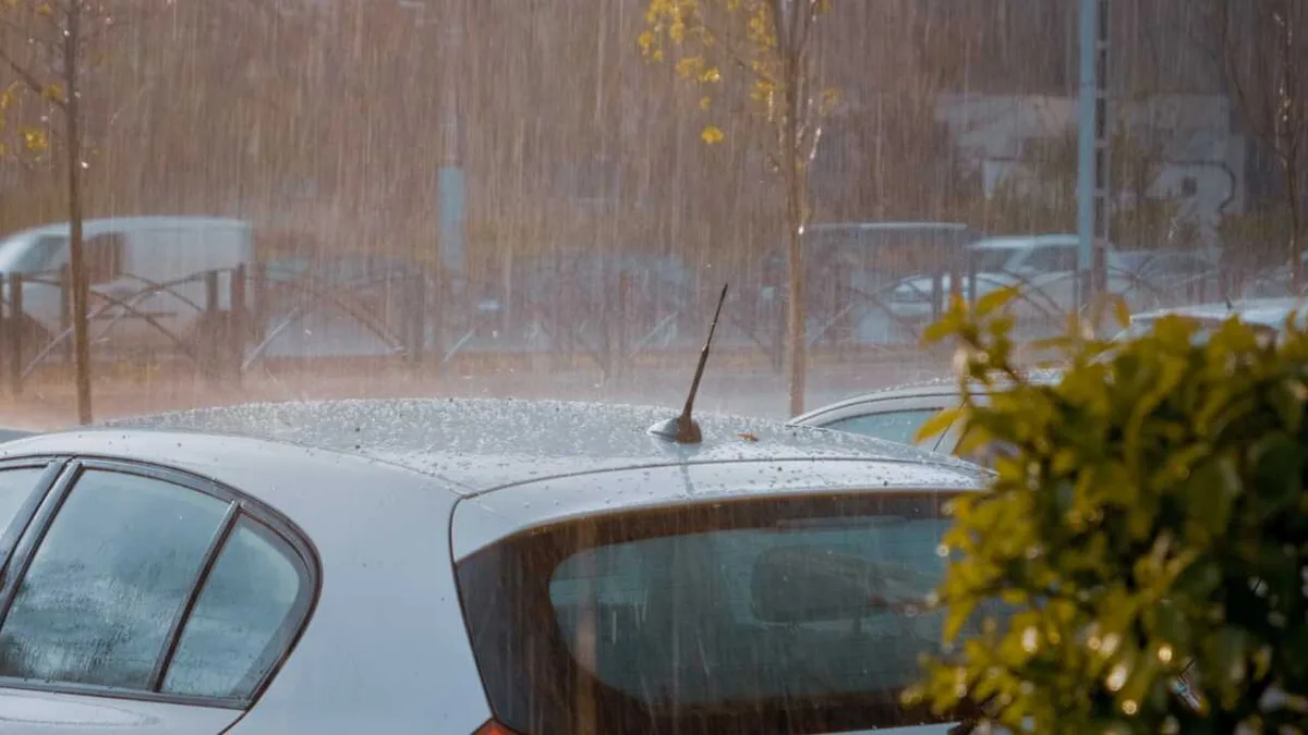 Ливни, град и штормовой ветер: циклон из России несет в Казахстан непогоду