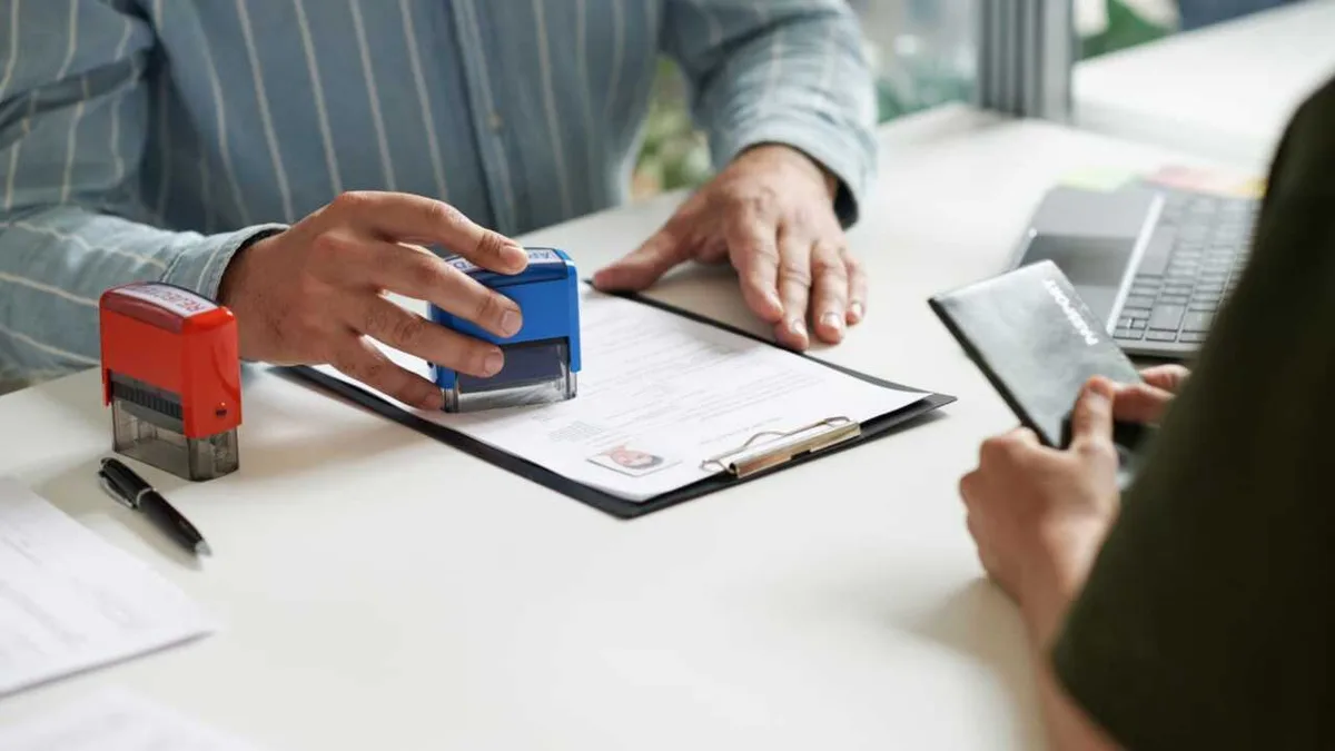 Казахстан ужесточил правила для ВНЖ, но льготы специалистам остались