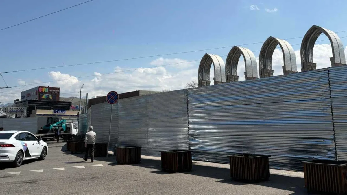 Площади перед «Атакентом» и Парком первого президента закрыли