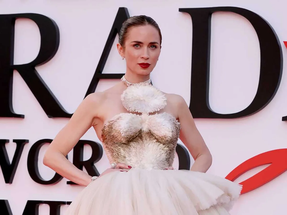 Эмили Блант удивила на премьере «Дьявол носит Prada 2» платьем от Schiaparelli