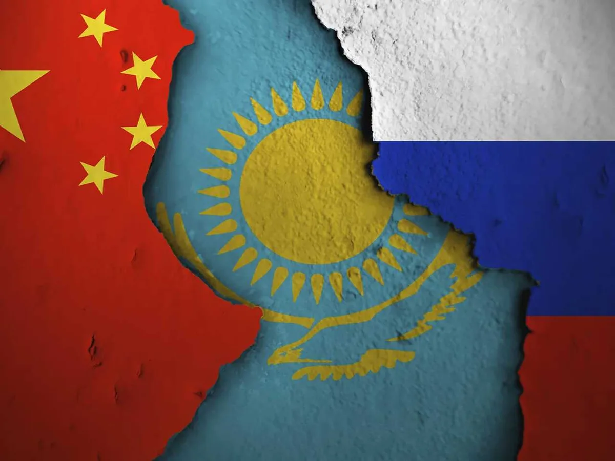 Казахстан становится более зависимым от Китая и России, считает экономист