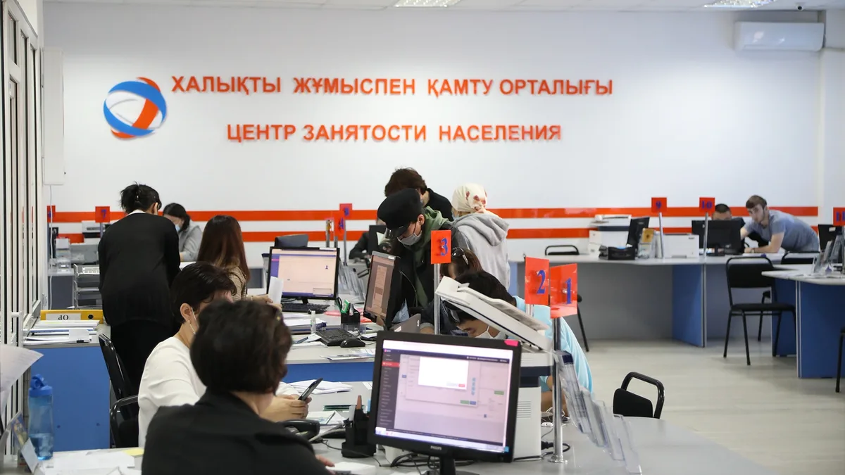 Казахстанцам будут меньше платить пособия по безработице